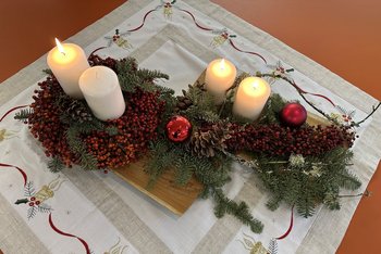 3 Kerzen auf dem Adventkranz brennen