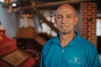 Inhaber Jörg Schumacher in der Mühle