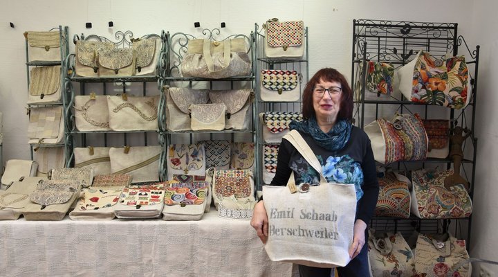 Bärbel Nix präsentiert ihre Leinentaschen in der Ausstellung