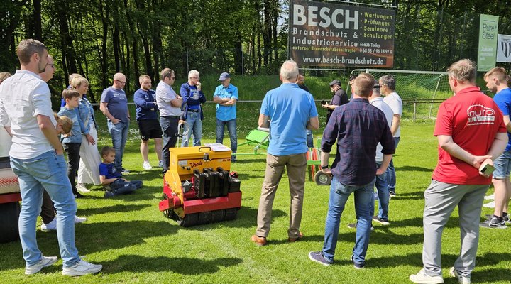 Vorstellung der Geräte zur Pflege von Naturrasenplätzen