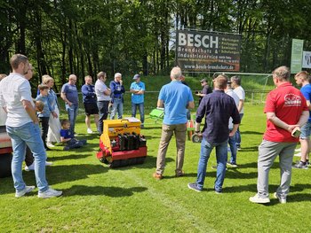 Vorstellung der Geräte zur Pflege von Naturrasenplätzen