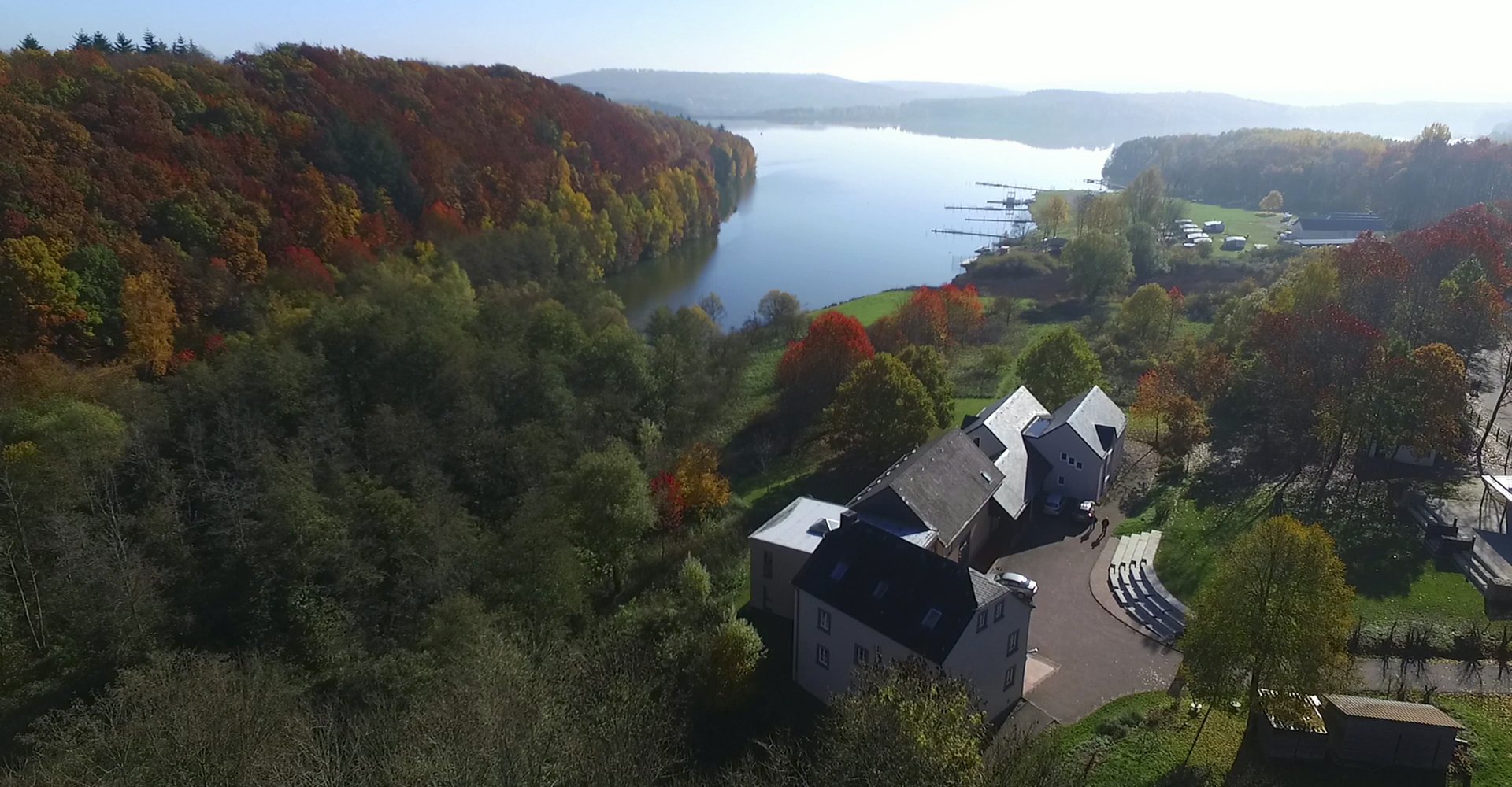 Blick von oben auf die Bosener Mühle und den Bostalsee