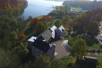 Blick von oben auf die Bosener Mühle und den Bostalsee