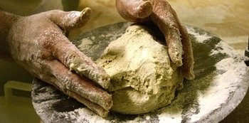 Teig wird von Hand geknetet