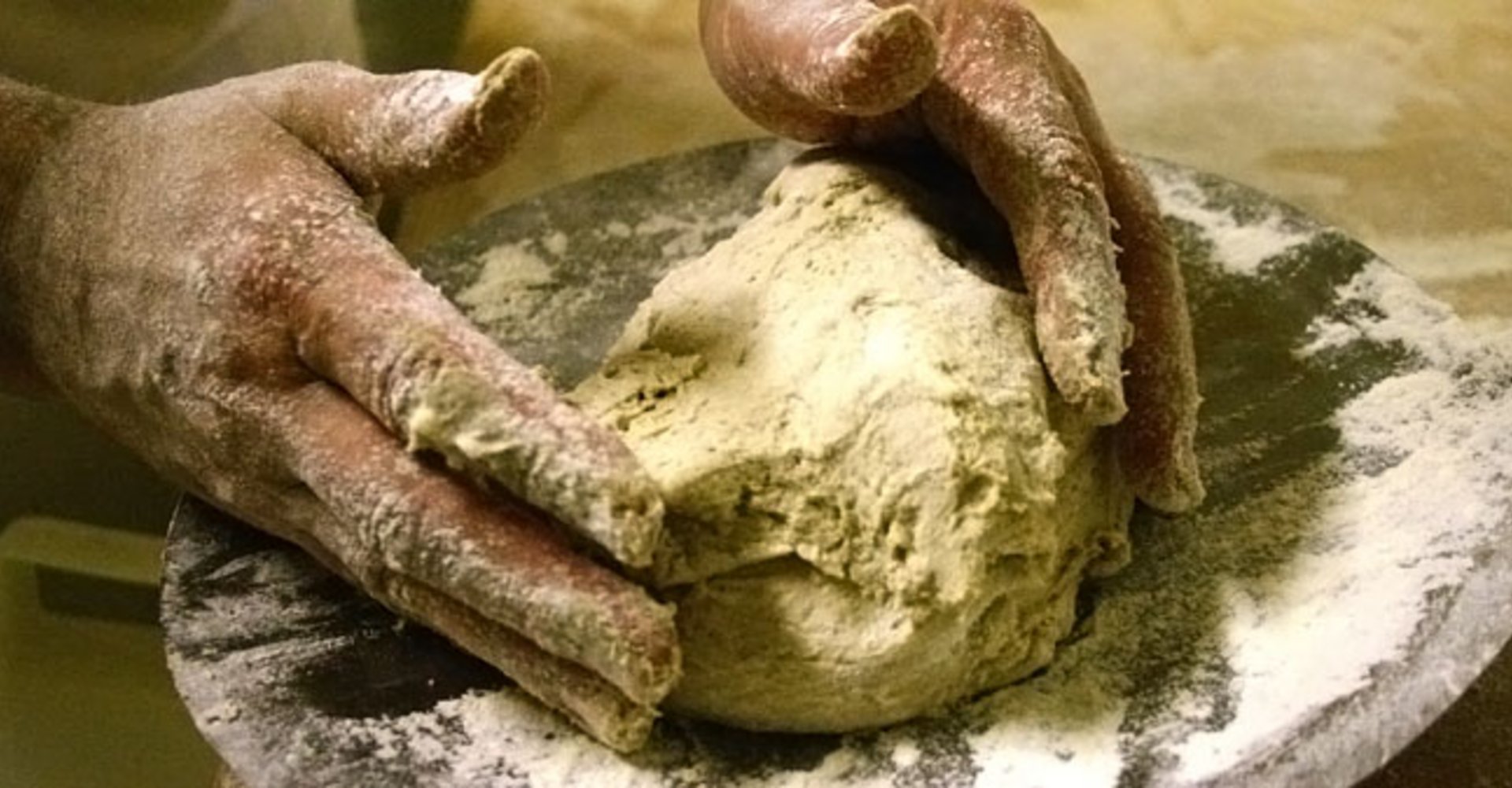 Teig wird von Hand geknetet