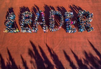 LEADER Schriftzug mit Personen dargestellt