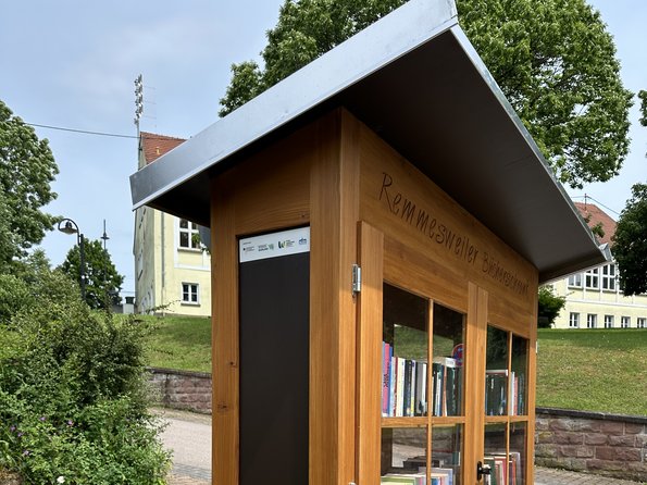 Förderhinweise am Bücherschrank