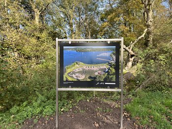 Fotostele mit Bild des Wasserspielplatzes am Bostalsee