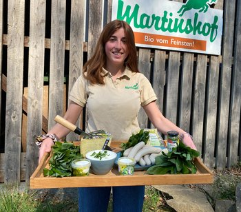 Marie präsentiert das Bärlauch Sortiment