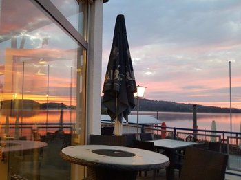 Blick auf den See im Sonnenuntergang