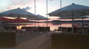 Terrasse mit Blick auf See im Sonnenuntergang