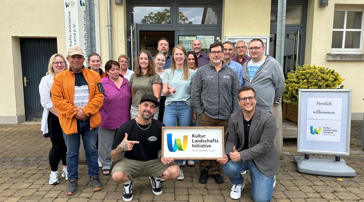 Teilnehmer verschiedener Partnerbetriebe auf Gruppenfoto