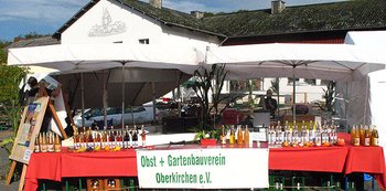 Verkaufstheke mit Angebot des OGV Oberkirchen