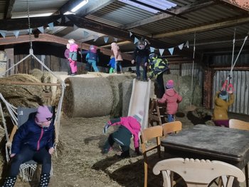 spielende Kinder im Heulager