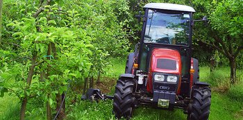 Traktor bei der Obsternte