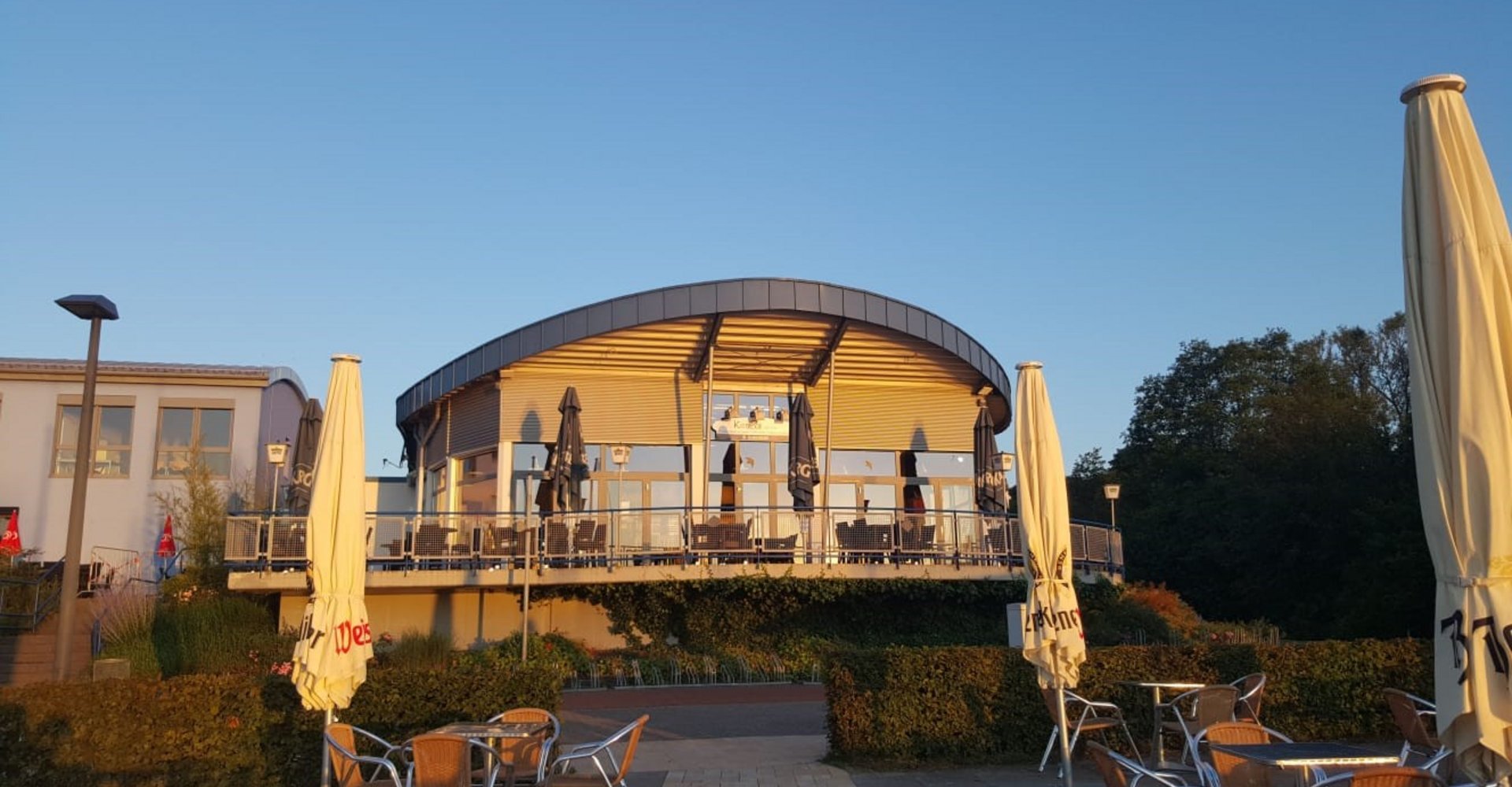 Aussenansicht KostBar im Sonnschein