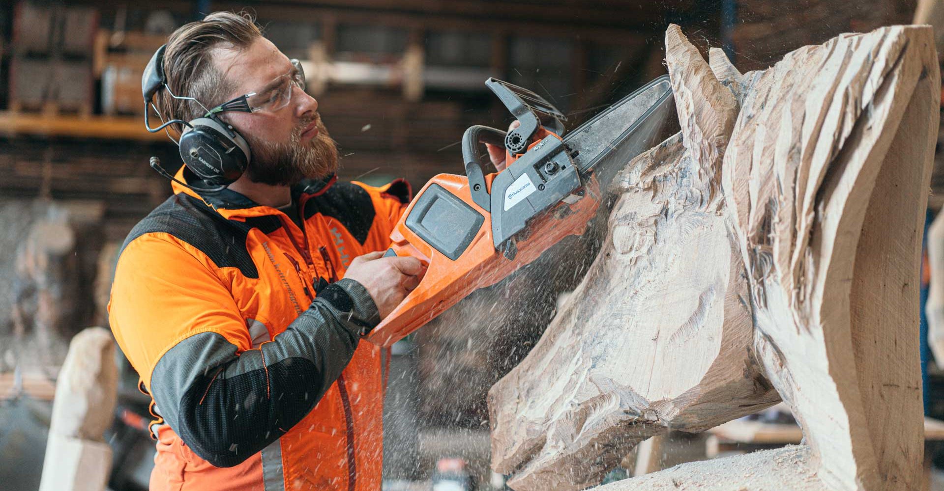 Andrej Löchel bei der Arbeit mit der Kettensäge