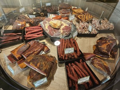 Verkaufstheke mit Fleischwaren
