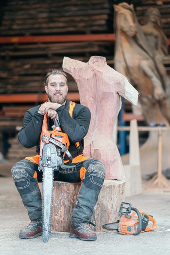 Andrej Löchel sitzend vor einer Skulptur